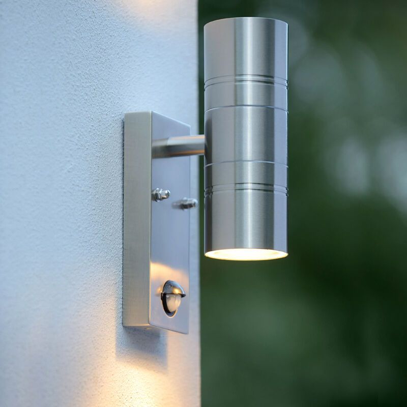 Chroom kleurige buitenlamp Arne - Met sensor Chroom kleurige buitenlamp Arne - Met sensor