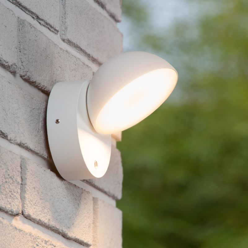 Witte buiten wandlamp met schemersensor modern, Finn, 12W, 3000K LED, IP54 Witte buiten wandlamp met schemersensor modern, Finn, 12W, 3000K LED, IP54