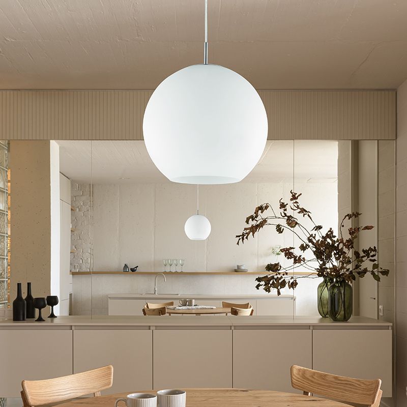 Riley hanglamp, grootste versie, mat messing en wit Riley hanglamp, grootste versie, mat messing en wit