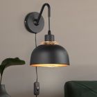 Zwarte wandlamp industrieel, Sylvano, met schakelaar