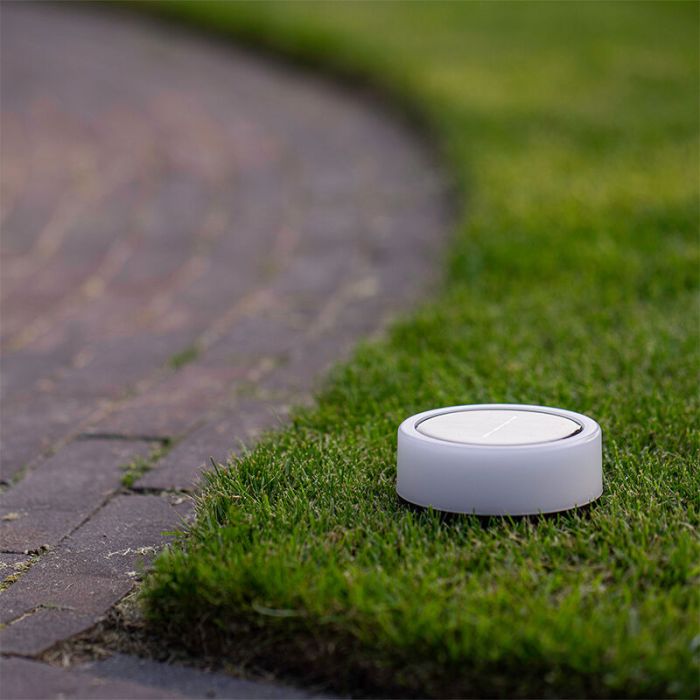 Prikspot op zonne-energie Nermin, kunststof, IP44, RGB + 2700K, met schemersensor