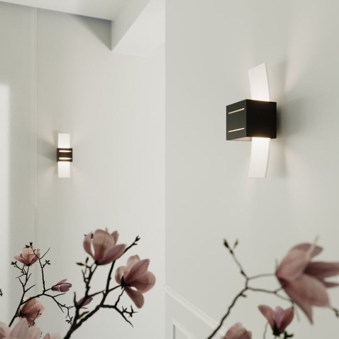 Zwarte up down wandlamp Jasmien, aluminium