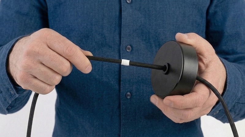 Trek het snoer door de trekontlaster